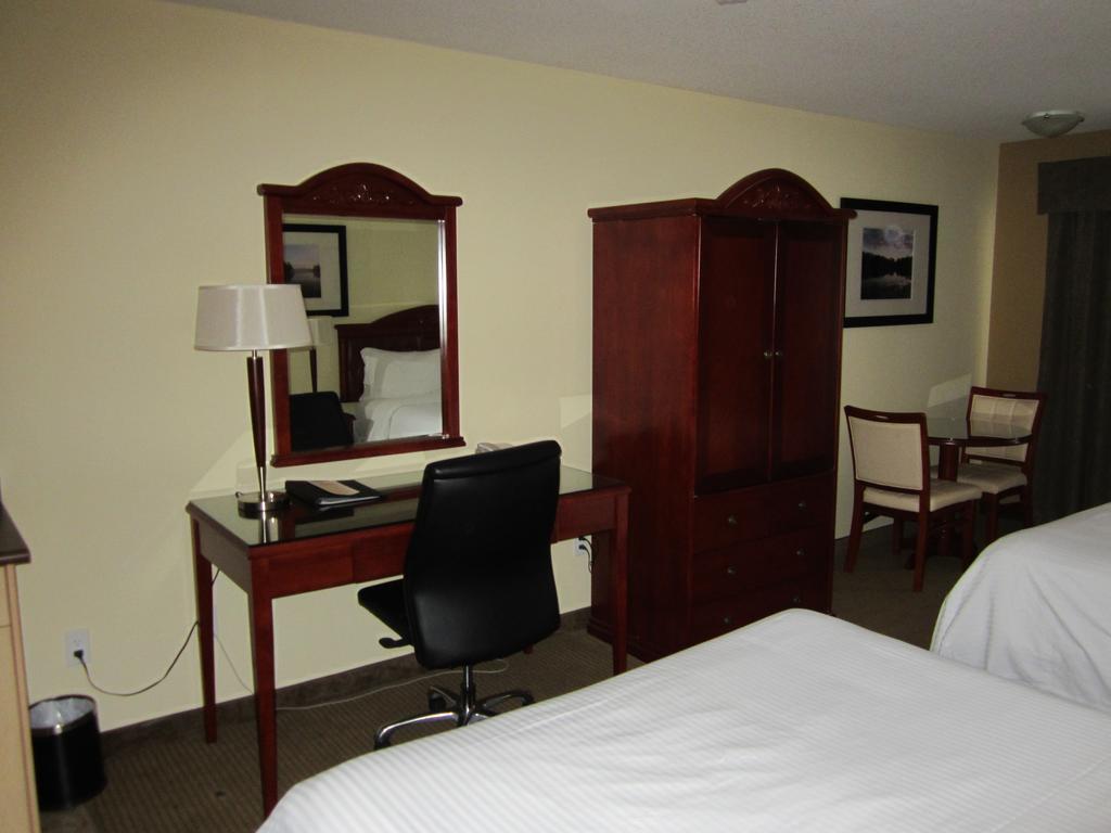 Trend Mountain Hotel & Conference Centre Tumbler Ridge Номер фото