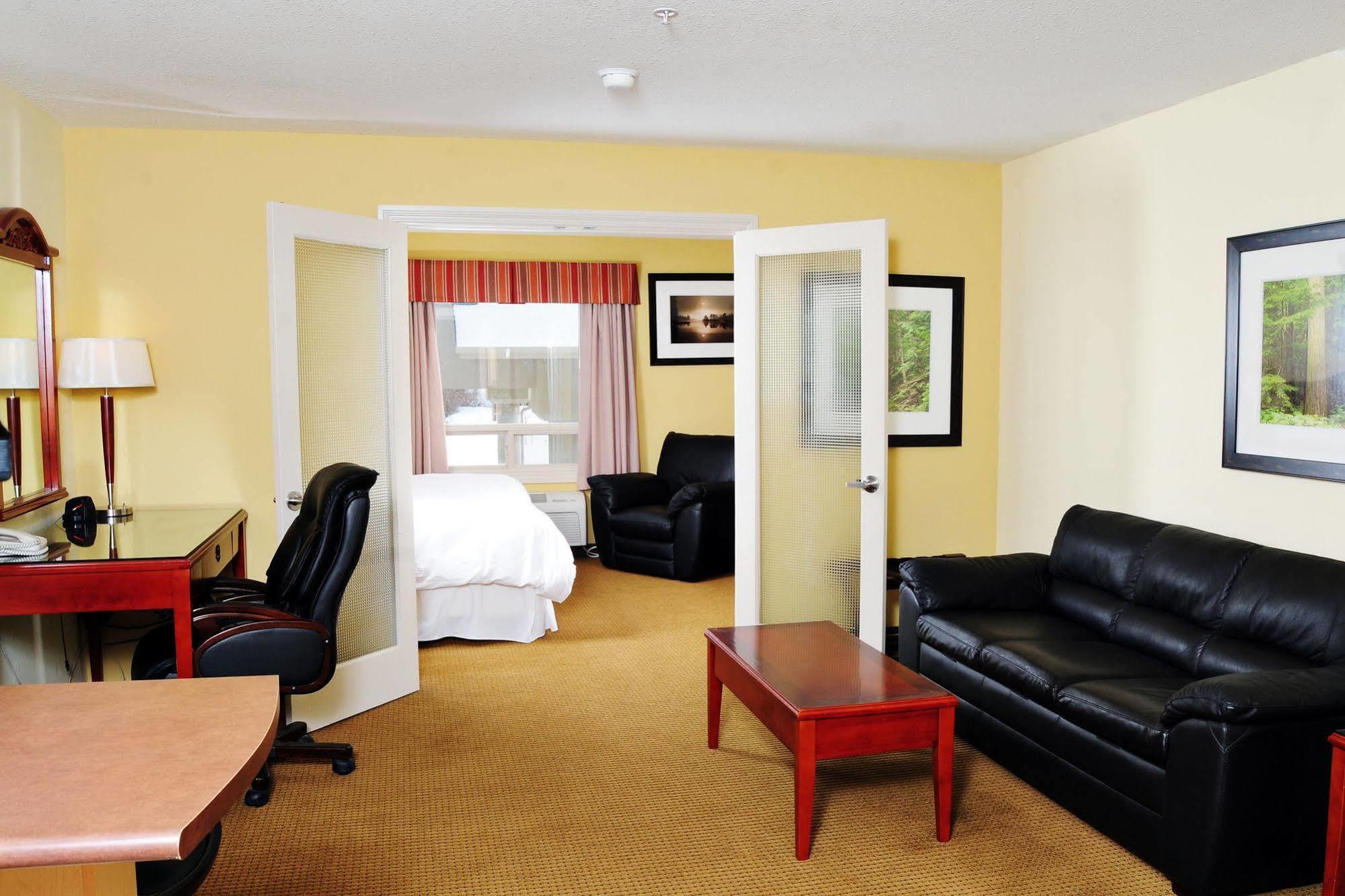 Trend Mountain Hotel & Conference Centre Tumbler Ridge Номер фото